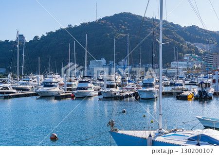 個人所有のクルーザーが並ぶ熱海のボート置き場の風景 個人所有のクルーザーが並ぶ熱海のボート置き場の風景 130200107