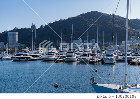 個人所有のクルーザーが並ぶ熱海のボート置き場の風景 130200108