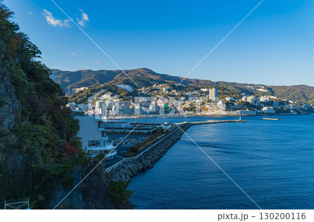 再開発が進む、熱海のビーチとマンションとホテルの風景 再開発が進む、熱海のビーチとマンションとホテルの風景 130200116