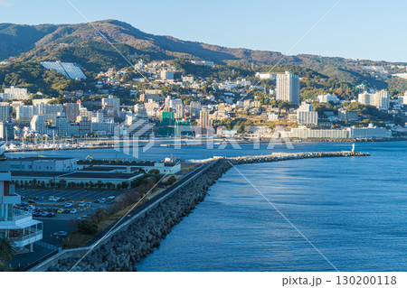 再開発が進む、熱海のビーチとマンションとホテルの風景 再開発が進む、熱海のビーチとマンションとホテルの風景 130200118