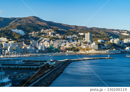 再開発が進む、熱海のビーチとマンションとホテルの風景 再開発が進む、熱海のビーチとマンションとホテルの風景 130200119
