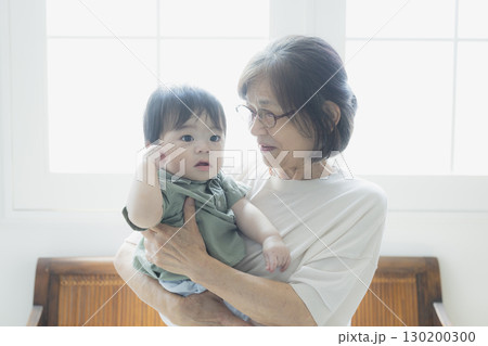 孫を抱っこするおばあちゃん 130200300