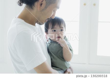 子供を抱きしめる父親 子供を抱きしめる父親 130200318