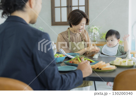 家族の楽し気な食事イメージ 130200340