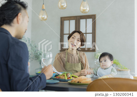 家族の楽し気な食事イメージ 130200341