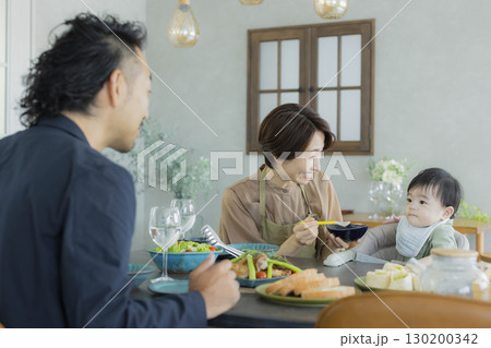 家族の楽し気な食事イメージ 130200342