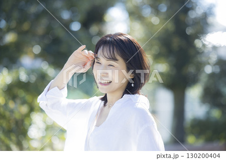 公園を散歩するミドル女性 130200404