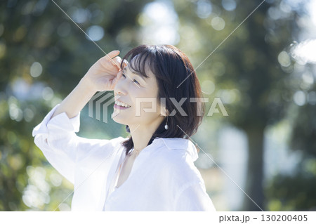 公園を散歩するミドル女性 130200405