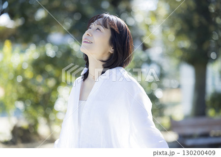 公園を散歩するミドル女性 公園を散歩するミドル女性 130200409