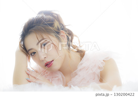 ピンクのチュールドレスの女性 ピンクのチュールドレスの女性 130200422
