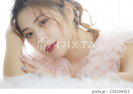 ピンクのチュールドレスの女性 ピンクのチュールドレスの女性 130200423