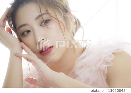 ピンクのチュールドレスの女性  130200424