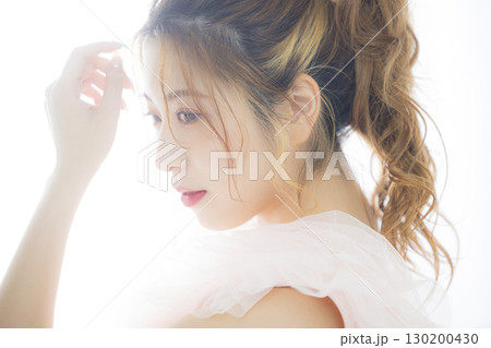 ピンクのチュールドレスの女性  130200430