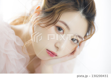 ピンクのチュールドレスの女性  130200431