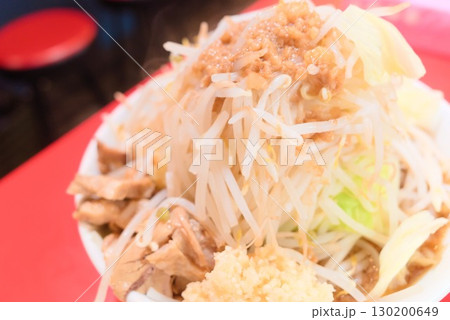 背脂と山盛り野菜をのせた二郎系ラーメン 背脂と山盛り野菜をのせた二郎系ラーメン 130200649
