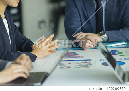 ミーティングするビジネスマン　 130200753