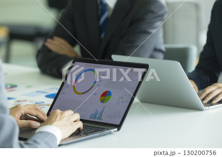 ミーティングするビジネスマン　 130200756