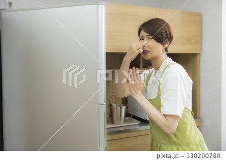 冷蔵庫を開けるエプロン姿の女性 130200780