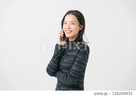 スマホを持つ笑顔の女性 スマホを持つ笑顔の女性 130200832