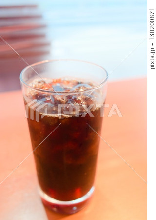 氷入りのグラスに注がれたアイスコーヒー 130200871