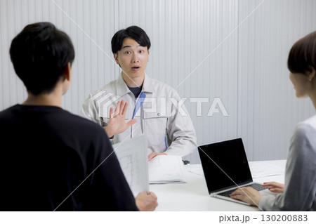 打ち合わせをする作業服の男性　　　 130200883