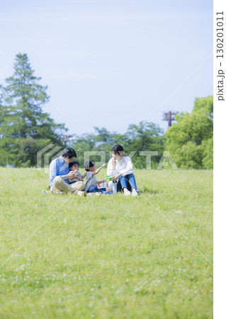 ピクニックするファミリー　 130201011