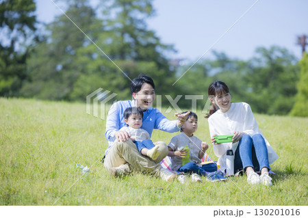ピクニックするファミリー ピクニックするファミリー 130201016