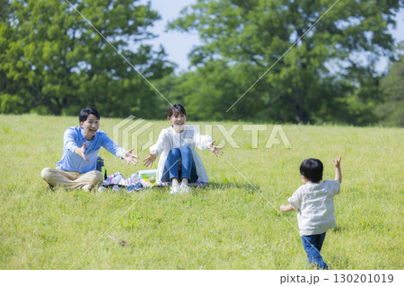 ピクニックするファミリー ピクニックするファミリー 130201019