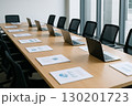 会議室にある会議資料 130201723