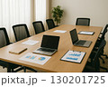 会議室にある会議資料とノートパソコン 130201725