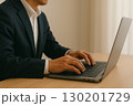 パソコンを操作する男性の手元 130201729