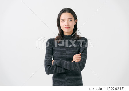 腕組みをする若い女性 腕組みをする若い女性 130202174