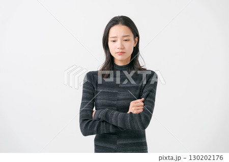 腕組みをする若い女性 130202176