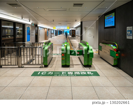 交通系ICカード専用の自動改札口(JR東京駅 グランスタ地下北口) 交通系ICカード専用の自動改札口(JR東京駅 グランスタ地下北口) 130202661