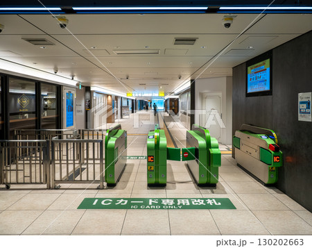 交通系ICカード専用の自動改札口（JR東京駅 グランスタ地下北口） 130202663