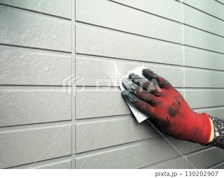 外壁塗装の手直しにペーパー掛けをする 130202907