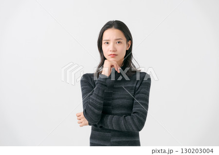 腕組みをする若い女性 130203004