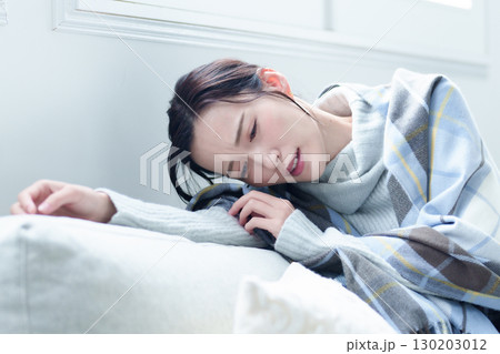 女性　頭痛　体調不良 130203012