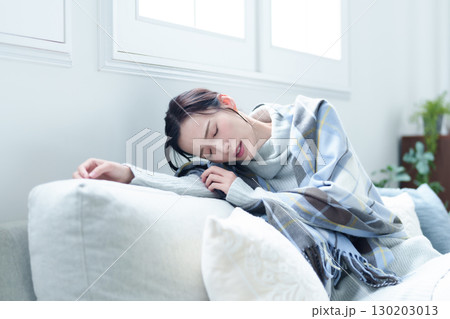 女性　頭痛　体調不良 130203013