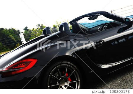 ツヤツヤの黒いオープンカー 130203178