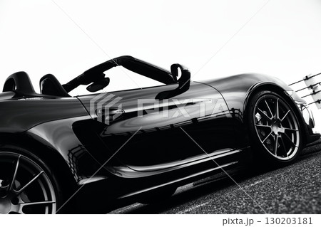 ツヤツヤの黒いオープンカー 130203181