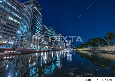 丸の内ビジネス街の華やかな夜景 130203586