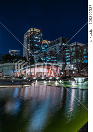 和田倉噴水公園からの丸の内ビルの夜景 130203587