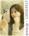 自撮りする女性 130203917