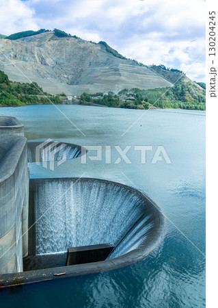 滋賀県甲賀市 二つの洪水吐きのある青土ダムの流れ 滋賀県甲賀市 二つの洪水吐きのある青土ダムの流れ 130204245