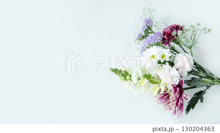紫の生花束ブーケ背景写真　お供え　コピースペース　白バック　仏花 130204363
