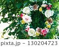 色とりどりの花で彩られた美しいフラワーリース 130204723