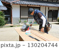 大工さんが作業台でコンベックスで木材を計測している 130204744