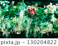 緑と花々で彩られた美しいガーデン装飾 130204822