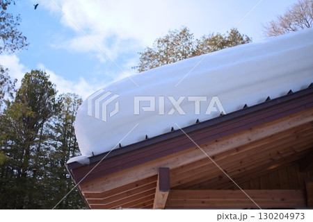 積雪した木造屋根と冬の空 積雪した木造屋根と冬の空 130204973